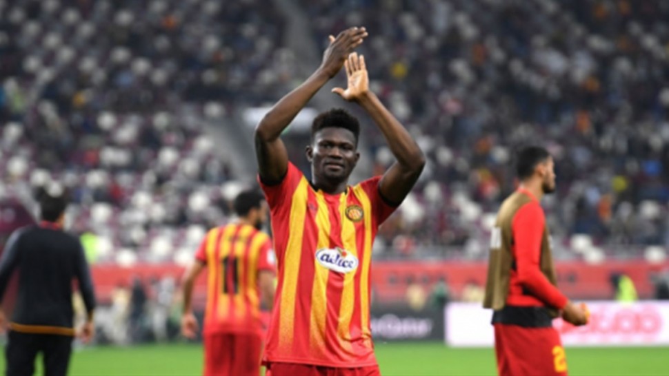 لاعب الترجي في طريقه الى البطولة المصرية