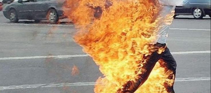القصرين ..شاب عشريني يضرم النار في جسده