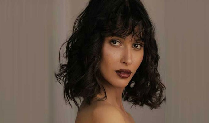 عزة سليماني لمنتقديها: “شكون الي يمثلك؟ الفكر الداعشي الي يخليك ديما تحت الصباط”