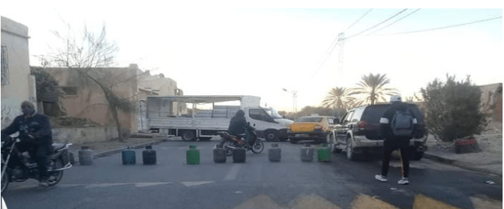 قابس : الشباب المعتصم امام معمل الغاز يعبر عن رفضه لقرارات المجلس الوزاري ( صور)