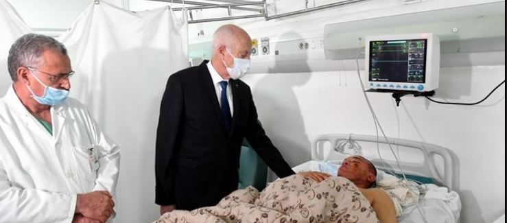 رئيس الجمهورية يتحوّل إلى المستشفى العسكري للإطمئنان على جريحي الحرس الوطني