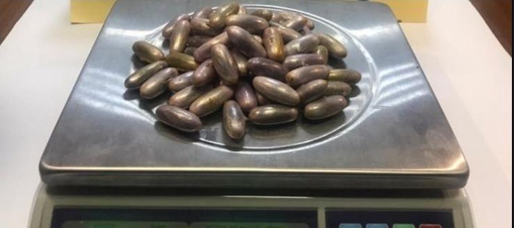 في مطار قرطاج /القبض على إمرأة في أحشائها 60 كبسولة زطلة!!!