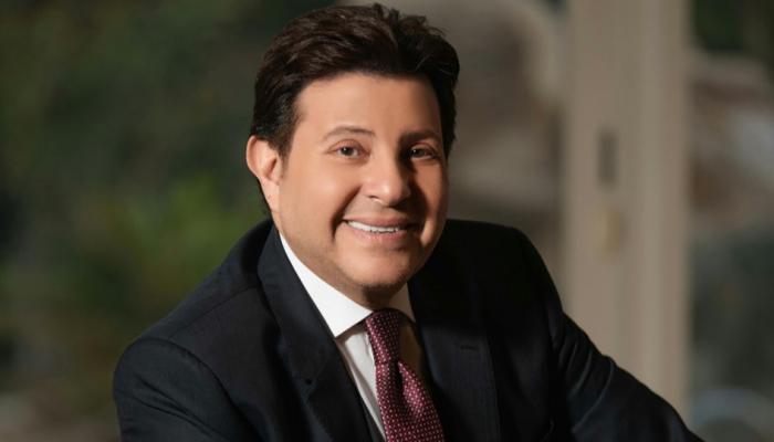 هاني شاكر :”الغناء للبصل أفضل من الغناء لعام 2020″