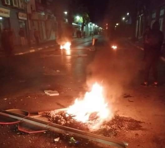 مساكن: ضبط شاحنتين توزعان العجلات المطاطية على مثيري الشغب