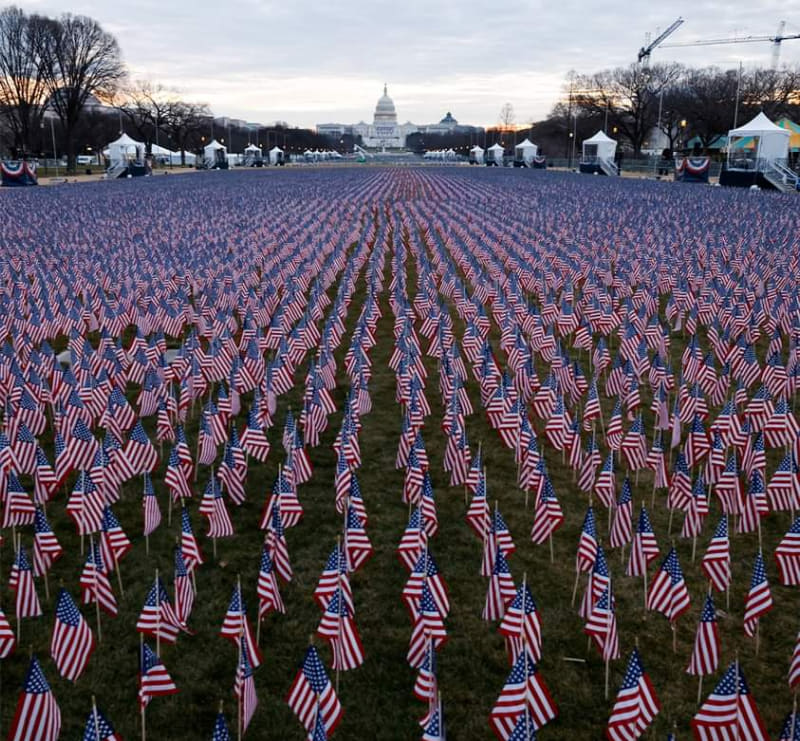 ميدان من الأعلام.. ميدان من الأعلام..