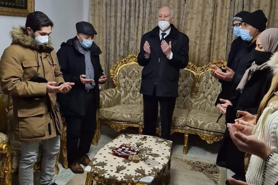 قيس سيعد يؤدي واجب العزاء لعائلة محرزية العبيدي (صور)