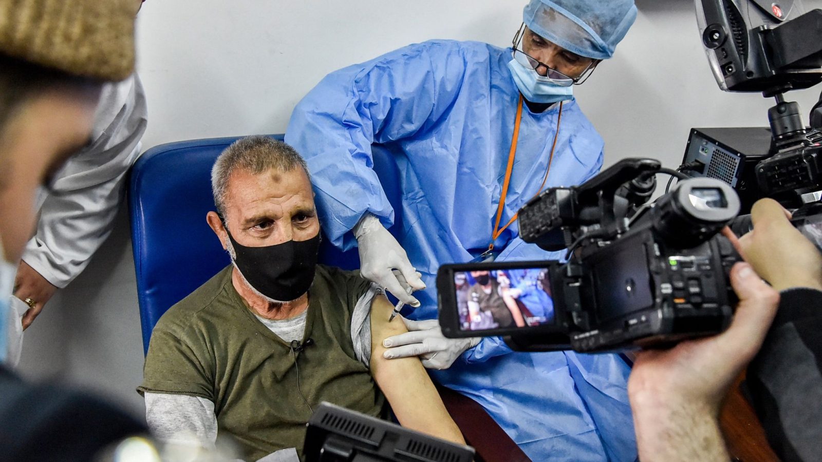 الجزائر تشرع في عملية التلقيح ضد كورونا