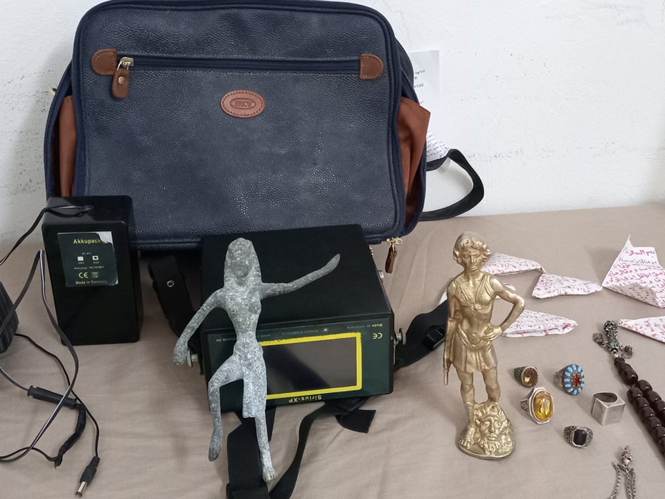 بين الشابة وقصور الساف والعاصمة :القبض على عصابة وحجز قطع أثرية وآلة لكشف المعادن(صور)