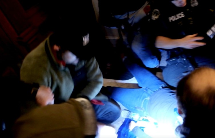 شاهد لحظة مقتل الأمريكية عند مهاجمة انصار ترامب “الكابيتول” شاهد لحظة مقتل الأمريكية عند مهاجمة انصار ترامب “الكابيتول”