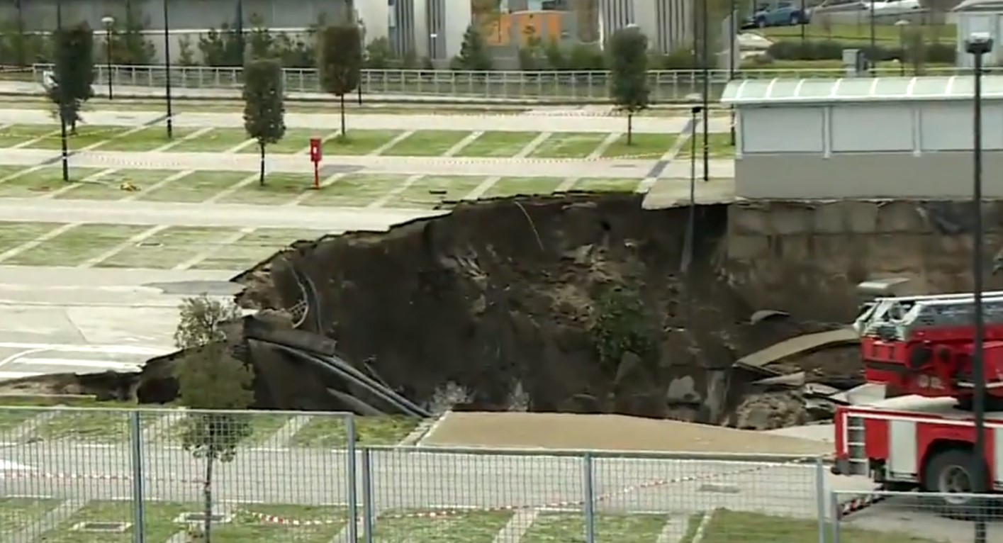 شاهد الفيديو: انهيار مأوى سيارات في نابولي