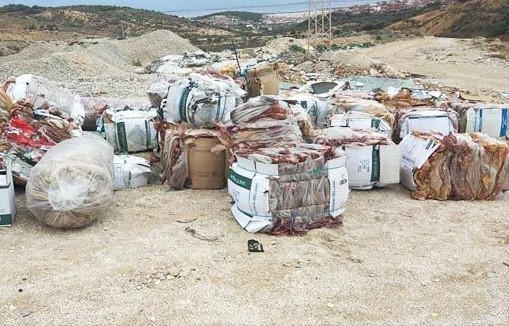 رواد: نفايات مصنع إيطالي  خارج المصبات