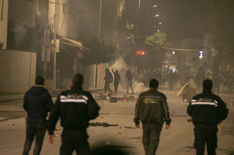 باجة/ الغاز لصد اعمال عنف