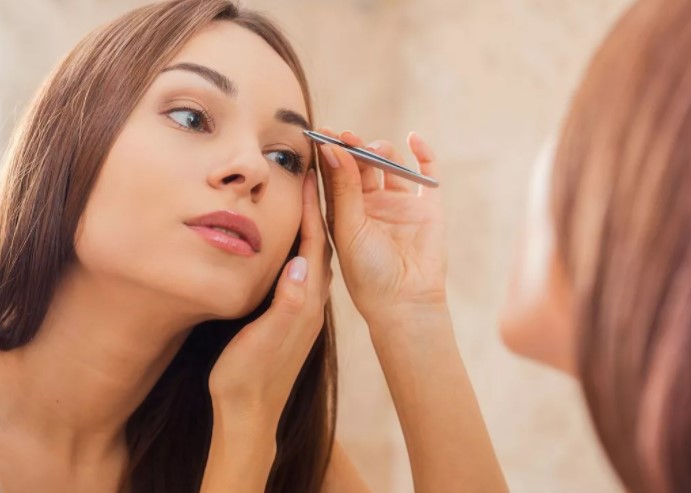 فتوى حول إزالة شعر الحاجب للمرأة غير المتزوجة