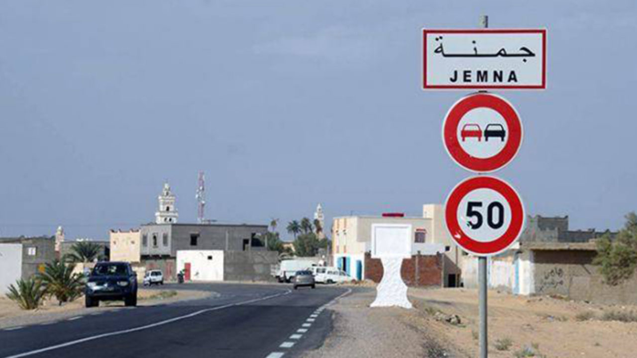 محتجون  يغلقون الطريق الرابطة بين قبلي ودوز