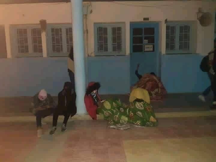 بسبب إضراب القيمين: تلاميذ في البرد والأمطار خارج مبيت جامعي (صور)