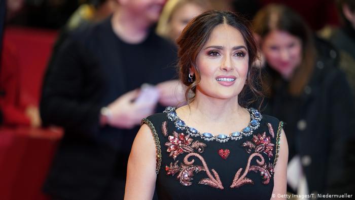 سلمى حايك تنضم لتريند السيناتور الأمريكى بيرني ساندرز ويظهر بجوارها فى لندن