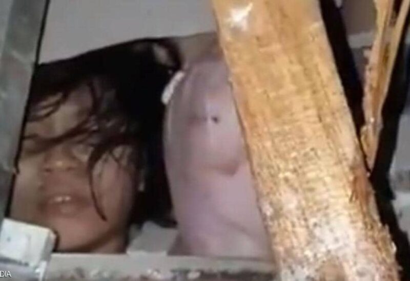 فيديو: طفل حي يطلب المساعدة من تحت الأنقاض بعد زلزال اندونيسيا