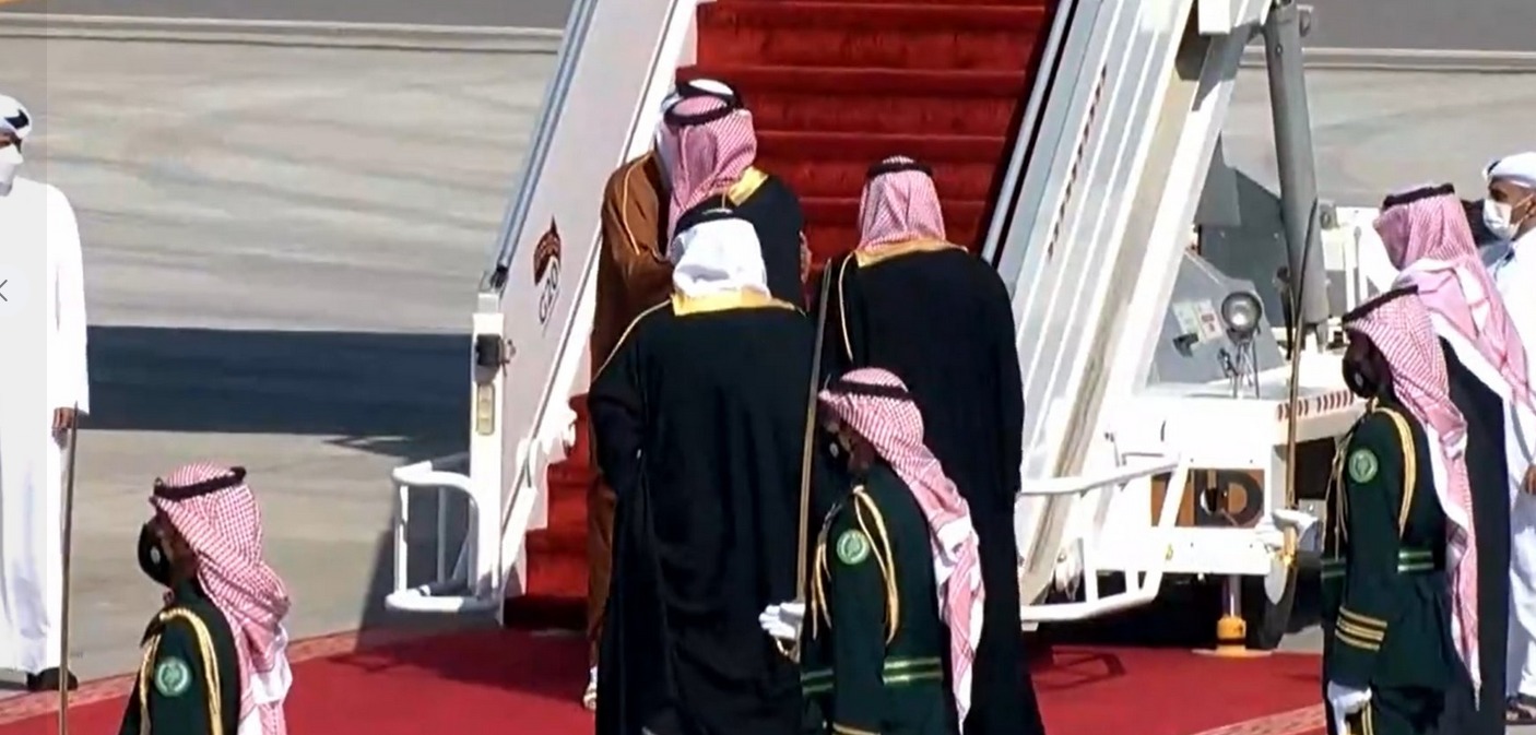 العناق المفاجأة في القمة الخليجية