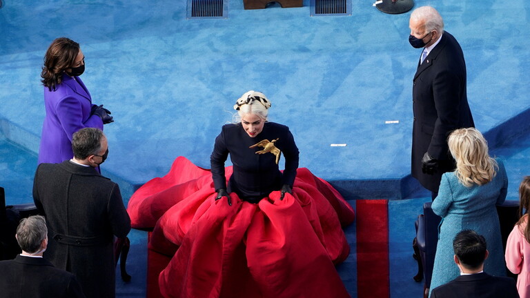 سر “الدبوس العملاق” على صدر لايدي غاغا خلال تنصيب بايدن (صور)