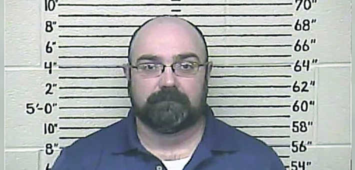 معلم يستعين بقاتل مأجور لقتل امه