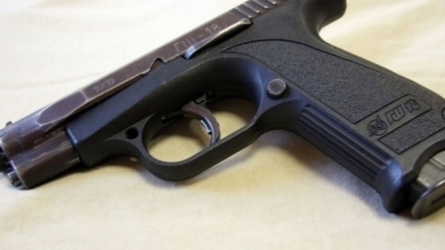 حجز مسدسين لدى امرأة بقمرت