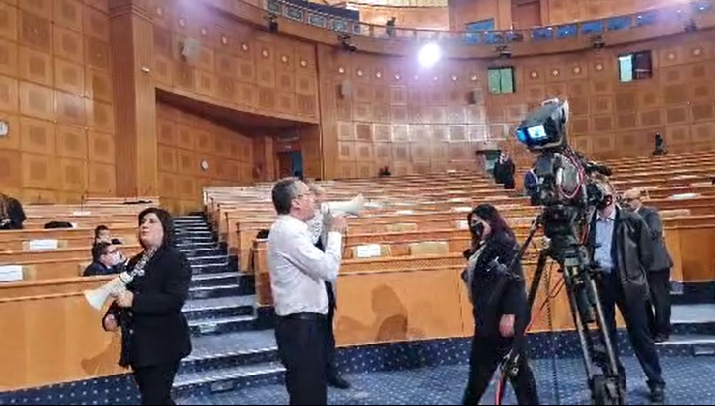 شاهد الفيديو.. عبير موسي ونواب عن كتلتها يحتجون بمكبرات الصوت