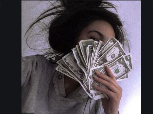 فتاة تتحيل على طالب عراقي وتسلبه 17 ألف دولار