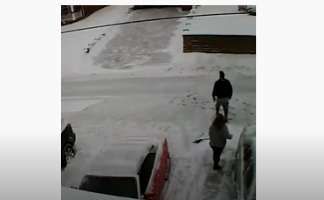 عسكري سابق يقتل جيرانه ثم ينتحر (فيديو) عسكري سابق يقتل جيرانه ثم ينتحر (فيديو)