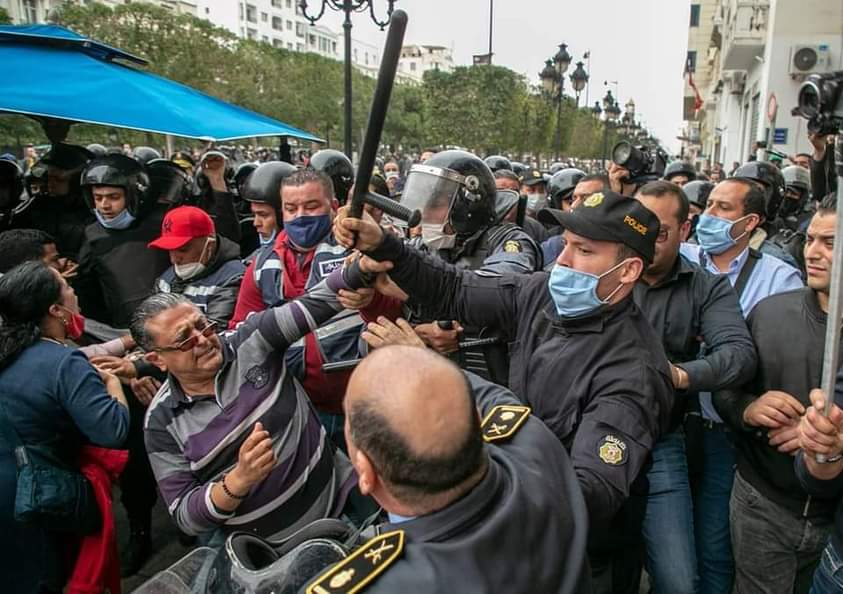 امنيون يعتدون على محامين والعميد على الخط