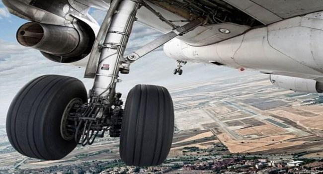 مراهق يسافر خلسة في تجويف عجلات طائرة