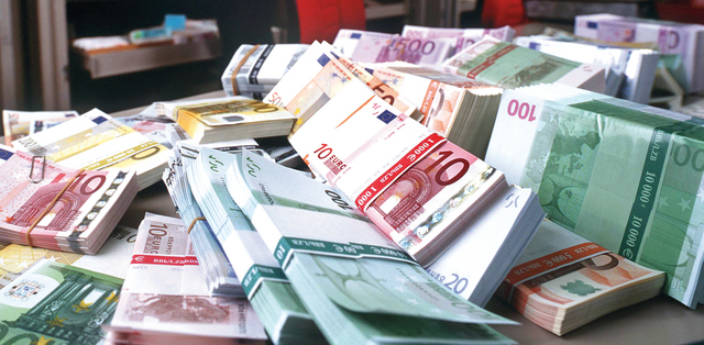 حجز 30 ألف أورو مزيفة والقبض على طبيب وتاجر عملة