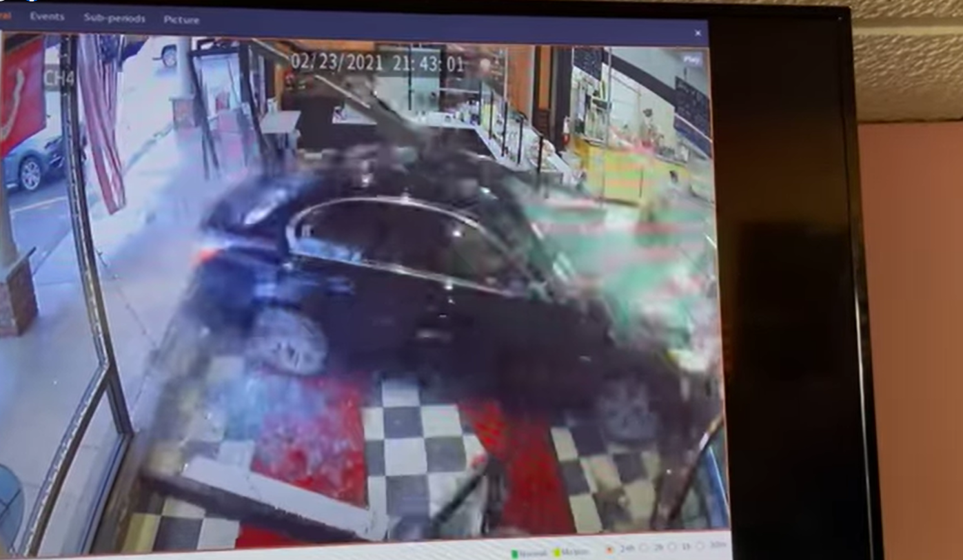 عجوز امريكية تقتحم بسيارتها أحد المخابز في نيويورك  (فيديو)