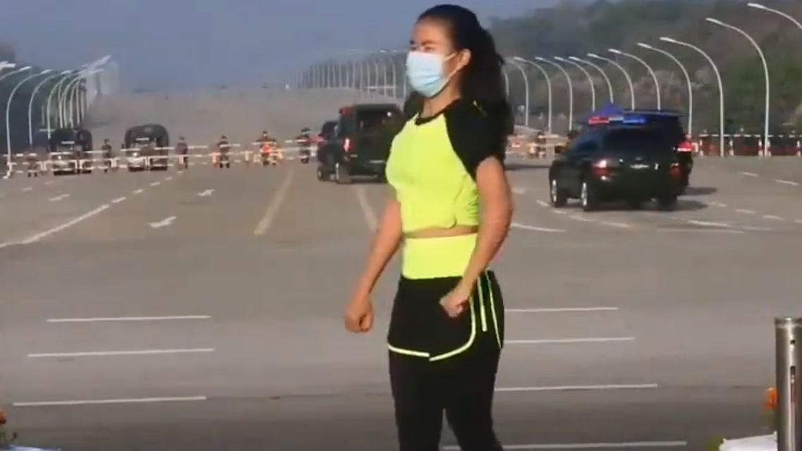 كانت تصور تمارينها الرياضية فوثقت انقلاب ميانمار دون ان تدري ! (فيديو)