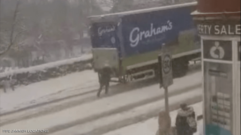 هذا ما قامت به امرأة شجاعة وسط عاصفة ثلجية هذا ما قامت به امرأة شجاعة وسط عاصفة ثلجية