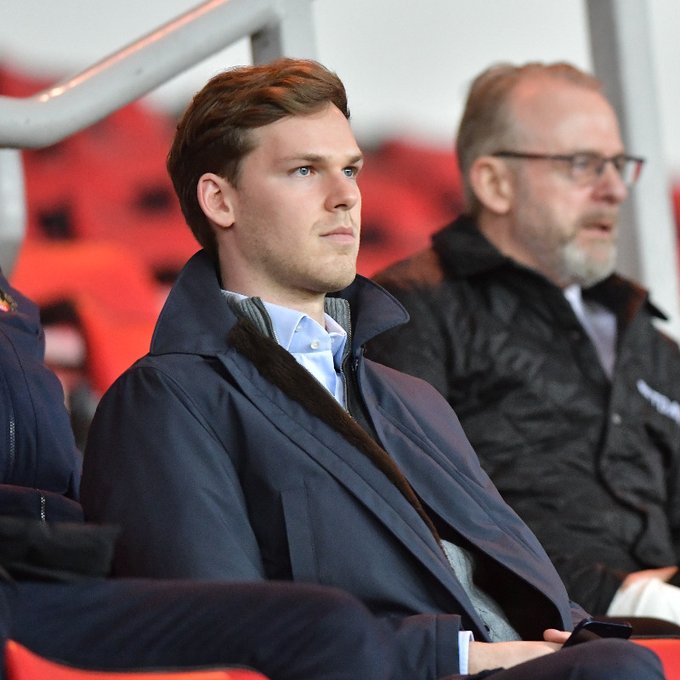 بعمر 23 عاما أصغر رجل في الدوري الإنقليزي يشتري نادي كرة قدم