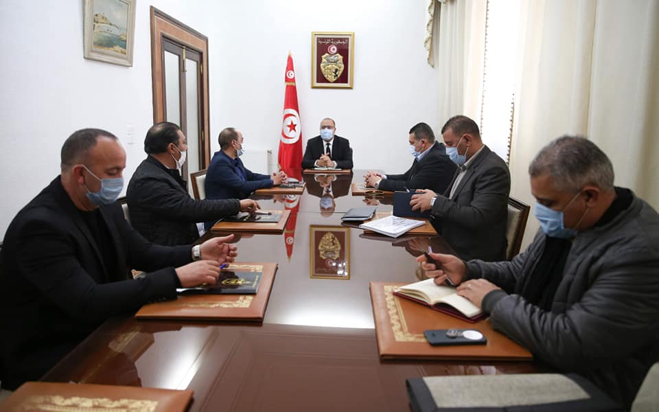 رئيس الحكومة يكرم البطل العالمي في رياضة الغطس الحر وليد بوضياف