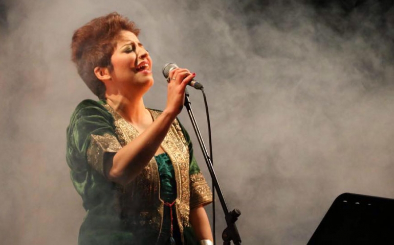 الفنانة روضة بن عبدالله : “لا أمل فيكم! ولا في مستقبل الأغنية التونسية بيكم!”