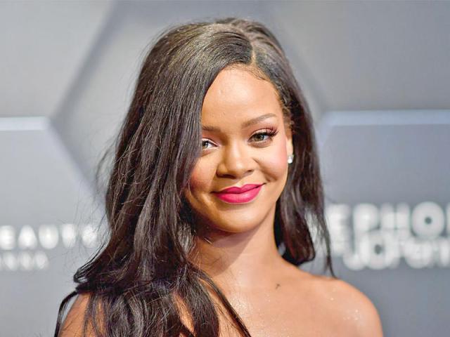 ريهانا تصدم الجمهور وتطلّ عارية الصدر (صور)