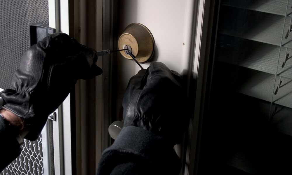 يتخفى بـ”عباءة ونقاب” لسرقة خزنة