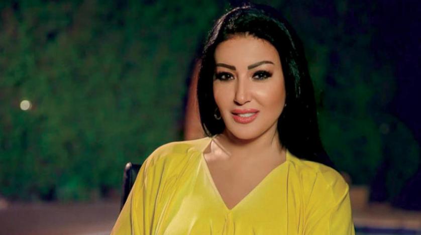سمية الخشاب ترقص في شوارع دبي (فيديو)