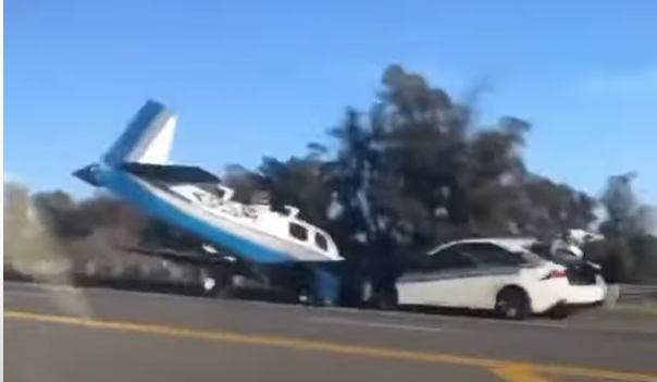 فيديو مرعب : طائرة تهبط اضطراريا و تصطدم بسيارة