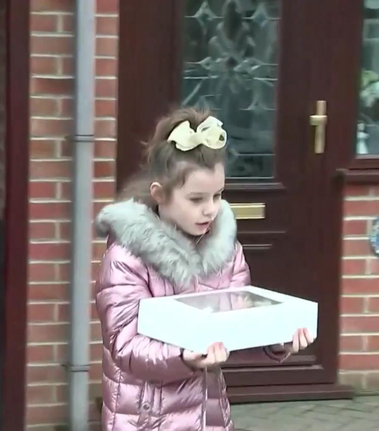 في ليفربول : طفلة بقلب من ذهب تلهم رواد مواقع التواصل الاجتماعي