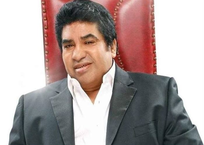 أحمد عدوية يتغزل في مفاتن راقصة بشكل مثير للجدل (فيديو)