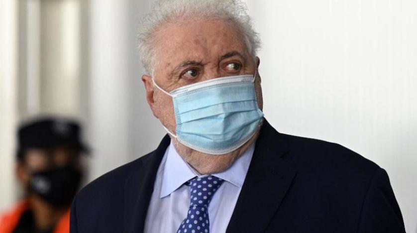 وزير الصحة في الأرجنتين يوزع اللقاحات على المقربين منه !