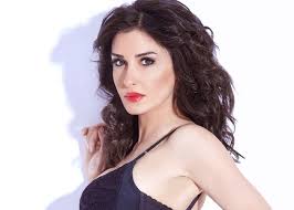 في إطلالة باريسية/ فاطمة ناصر تشارك ميغان فوكس ارتداء تصميم ديون لي (صور)