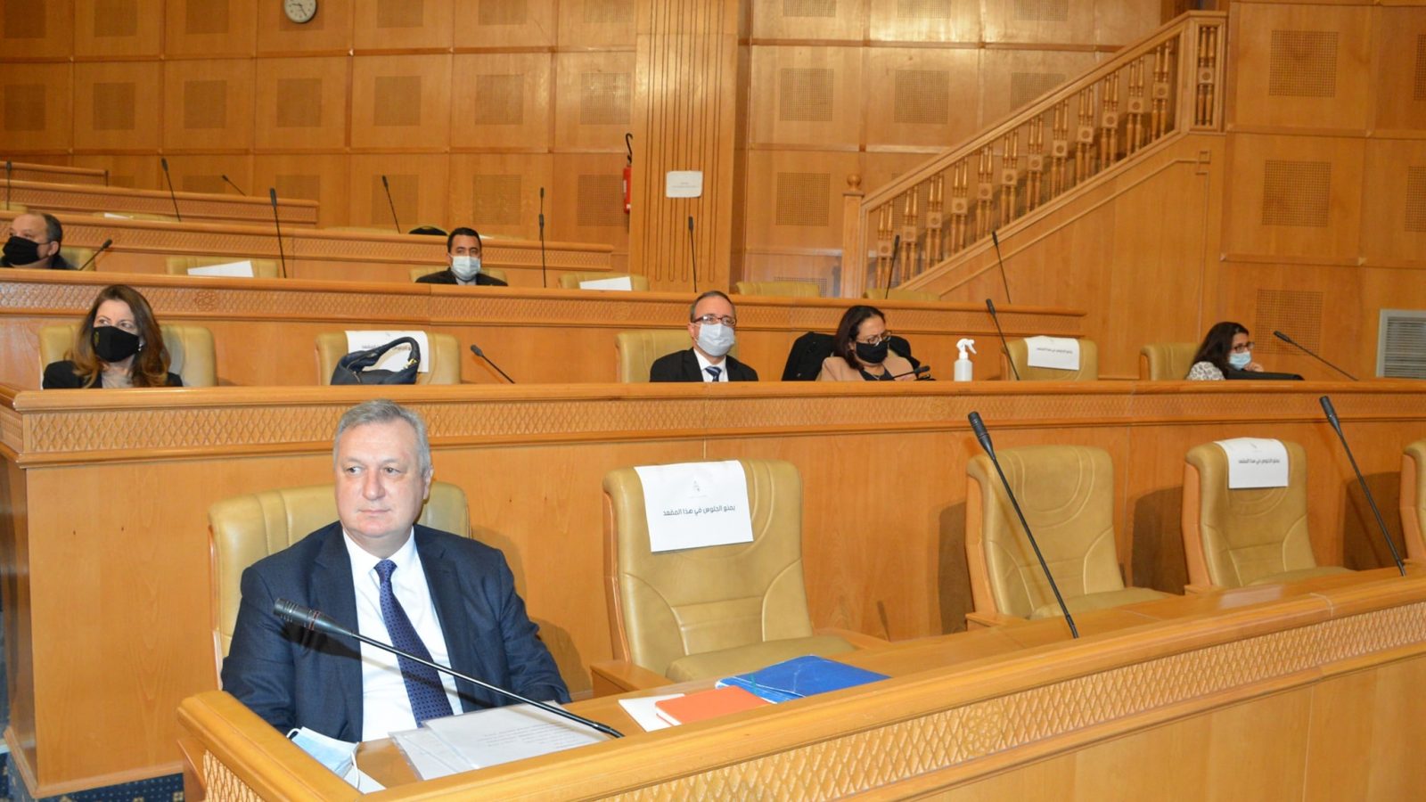 المصادقة على خط تمويل واتفاق قرض وسط أجواء من التوتر والمشاحنات