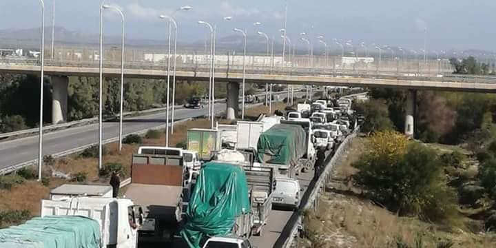 عمال شركة “تاف” يطالبون بأجورهم بغلق الطريق السيارة (صور)