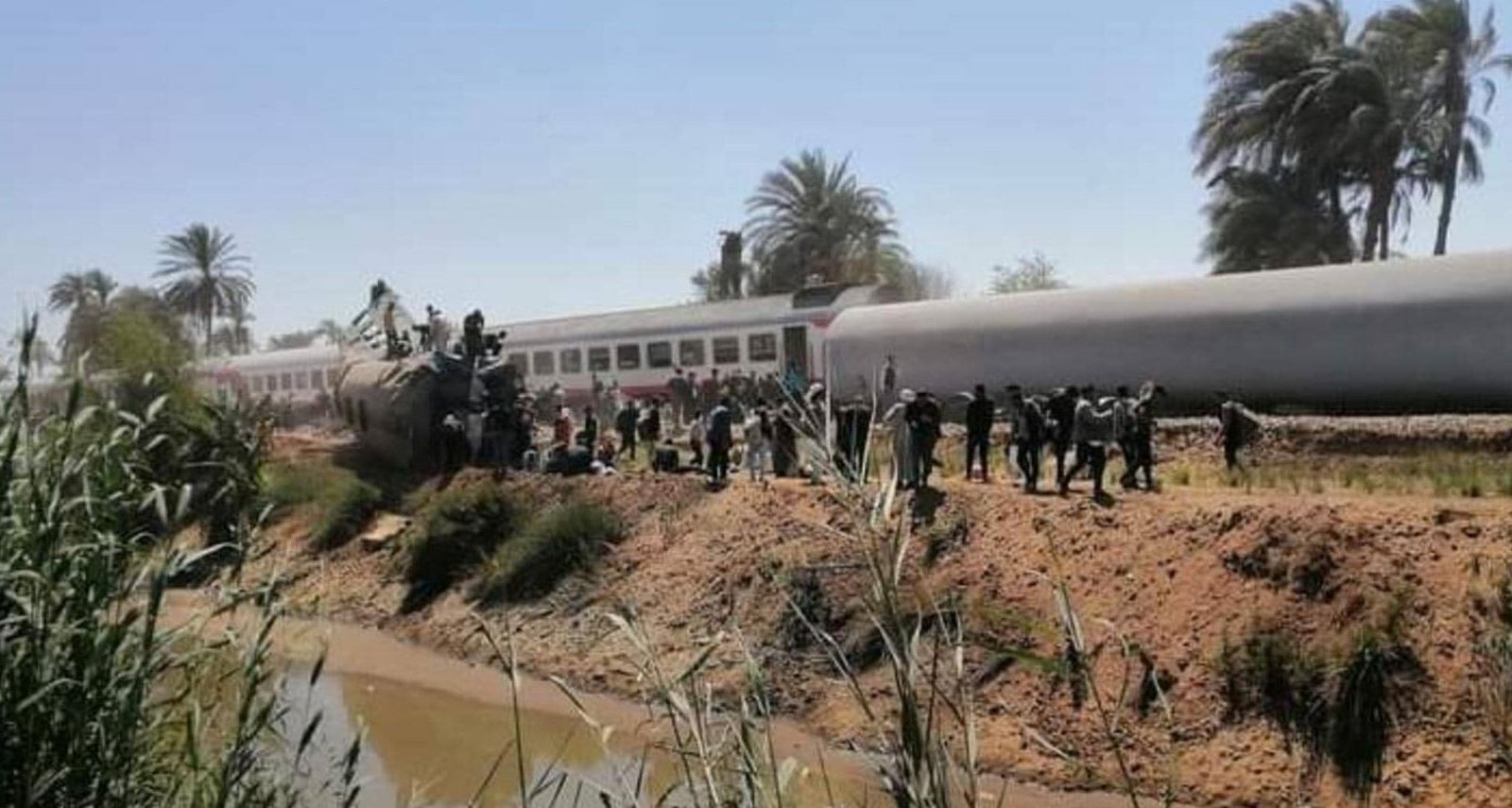 مشهد يحبس الأنفاس: شاهد فيديو لحظة اصطدام القطارين في مصر