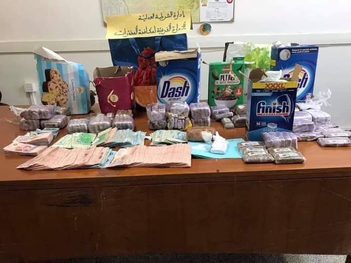 العاصمة: إيقاف امرأتين وحجز 103 صفيحة “زطلة” وكيسين من “الكوكايين” (صور)