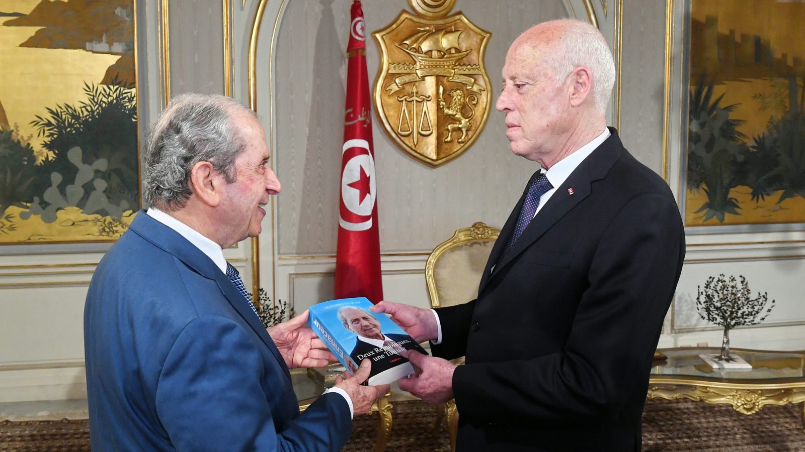 محمد الناصر يقدم نسخة من كتابه الجديد إلى قيس سعيد (فيديو)
